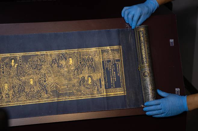 8일 국립고궁박물관에서 공개된 고려 사경 ‘감지금니 대방광불화엄경 주본 권22’. /연합뉴스