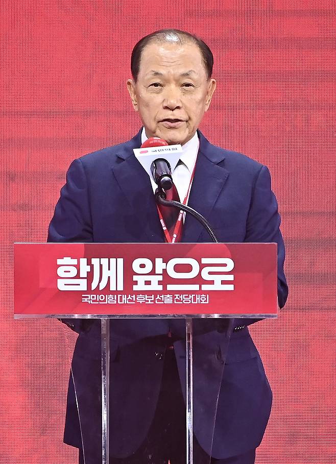 지난 5월 3일 경기 고양시 킨텍스에서 열린 국민의힘 최종 대선 후보 선출을 위한 전당대회에서 황우여 선거관리위원장이 개표 결과를 발표하고 있다. /연합뉴스