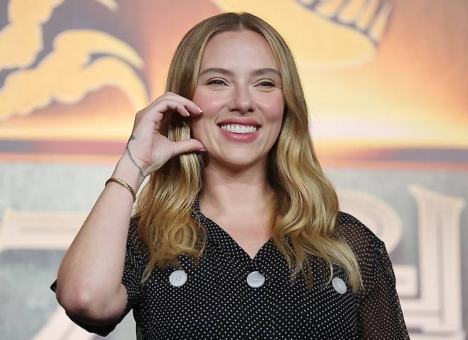 할리우드 배우 스칼렛 요한슨이 1일 오후 서울 종로구 포시즌스 호텔 서울에서 열린 영화 '쥬라기 월드 : 새로운 시작’ 내한 기자회견에 참석해 포즈를 취하고 있다. /뉴스1