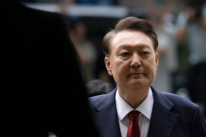12·3 비상계엄과 관련해 특검의 수사를 받는 윤석열 전 대통령이 두 번째 구속 전 피의자심문(영장실질심사)를 받기 위해 9일 오후 서울 서초구 중앙지방법원으로 출석하고 있다. /사진공동취재단