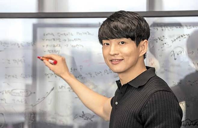 지난 달 서울 잠실 APR 사무실에서 만난 김병훈 대표는 "매년 200%씩 회사가 성장하고 있지만, 실적보다 중요한 건 혁신적인 변화의 결과물을 내놓는 것"이라면서 "뷰티·스타일 테크 기업으로 진화하는 것이 목표"라고 말했다. / 김지호 기자