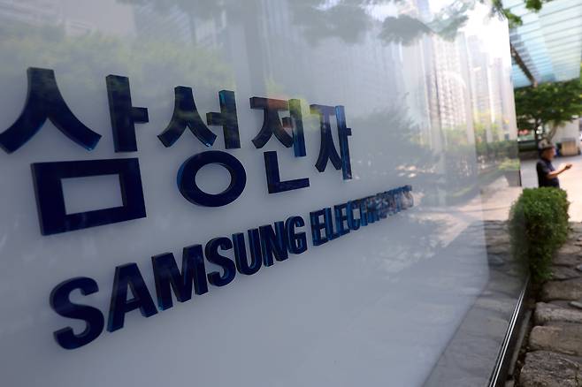 서울 서초구 삼성전자 서초사옥으로 직원 등이 오가고 있다./뉴스1