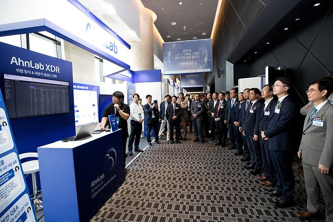 류제명 과학기술정보통신부 제2차관이 9일 서울 용산구 드래곤시티호텔에서 열린 '제14회 정보보호의 날 기념식'에 참석해 전시부스를 둘러보며 관계자의 설명을 듣고 있다. /과학기술정보통신부 제공