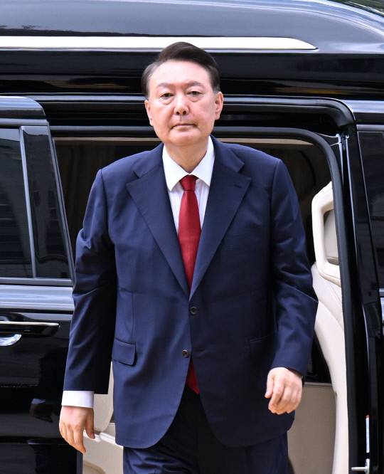 12·3 비상계엄과 관련해 특검의 수사를 받는 윤석열 전 대통령이 9일 서울 서초구 서울중앙지법에서 열린 영장실질심사에 출석하기 위해 법정으로 향하고 있다. 연합뉴스