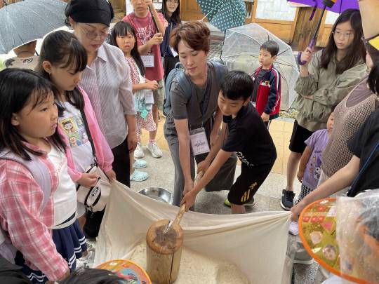 공주교육지원청이 운영하는 한국어교실에서 학생들이 문화체험 활동을 하고 있다. 충남교육청 제공.