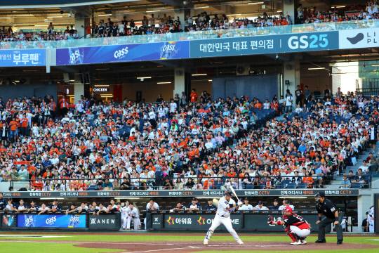 9일 대전 한화생명볼파크에서 2025 신한 SOL뱅크 KBO리그 기아 타이거즈와의 주중 두번째 경기가 열린 가운데 1회 말 3번 타자 문현빈 선수가 타격을 하고 있다. 김영태 기자