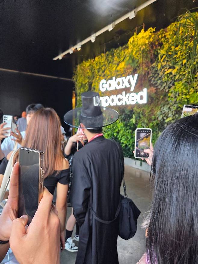 9일(현지시간) 뉴욕 브루클린에서 열린 삼성 갤럭시 언팩 2025 행사에 넷플릭스 '케이팝 데몬 헌터스'에서 인기를 끈 '사자보이즈' 코스프레를 한 입장객이 관람객들의 이목을 끄는 모습.ⓒ임채현 기자