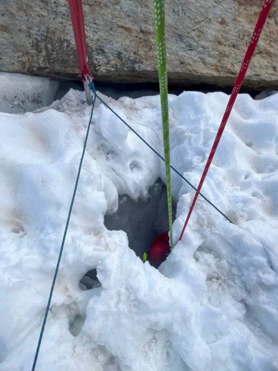 구조 당시 A씨가 빠져 있던 빙하 틈의 모습 @Air Zermatt AG 홈페이지 갈무리