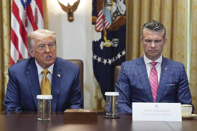 도널드 트럼프 미국 대통령이 8일(현지 시간) 백악관에서 열린 내각회의에서 발언하고 있다. 피트 헤그세스 국방장관이 트럼프 대통령 발언을 경청 중이다. 2025.07.09. [워싱턴=AP/뉴시스]