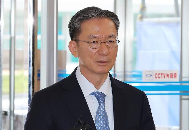 정성호 법무부 장관 후보자가 1일 오전 서울 종로구 적선현대빌딩에 마련된 인사청문회 준비 사무실로 출근하며 취재진의 질문에 답하고 있다. 뉴스1