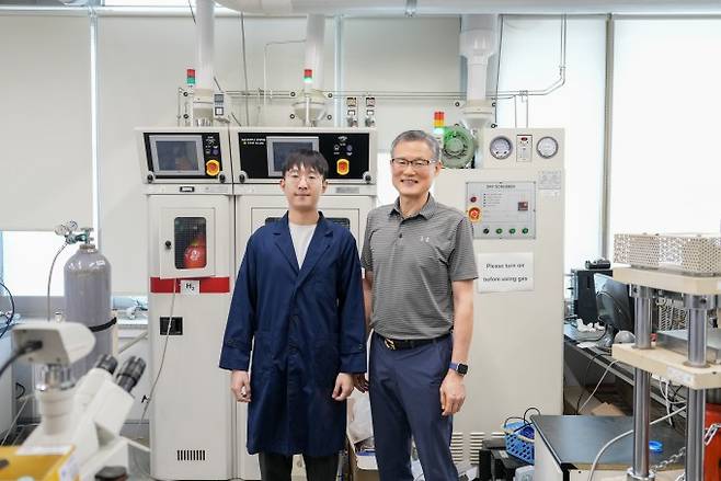 왼쪽부터 울산과학기술원(UNIST) 이재성 연구원, 백종범 교수. UNIST 제공