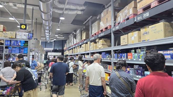 3일 성남에 위치한 메가팩토리약국에서 소비자들이 카트를 끌고 약 진열대를 둘러보고 있다. 문세영 기자.