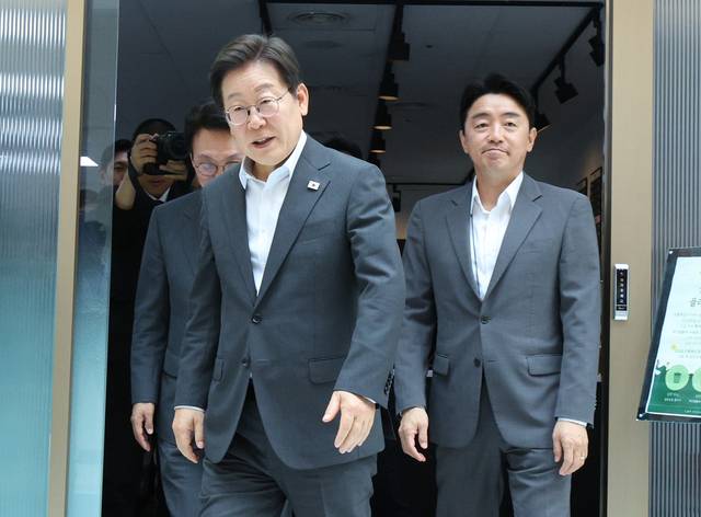 이재명 대통령이 8일 용산 대통령실 매점에서 나오고 있다. 이 대통령은 직원식당에서 식사 후 매점에서 만난 기자들과 차를 마시며 대화했다. 대통령실통신사진기자단=연합뉴스.