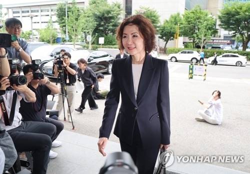 이진숙 사회부총리 겸 교육부 장관 후보자가 30일 오전 서울 여의도 한국교육시설안전원에 마련된 인사청문회 준비 사무실로 출근하고 있다. [연합뉴스]