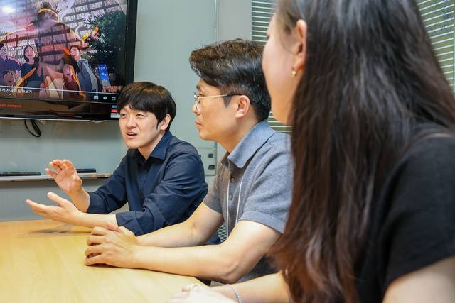 심병준(왼쪽부터) KT ‘브랜드시너지TF’ 차장, 선재율 팀장, 홍지예 과장이 8일 ‘이 별에 필요한’ 뮤직비디오에 대해 설명하고 있다. KT 제공