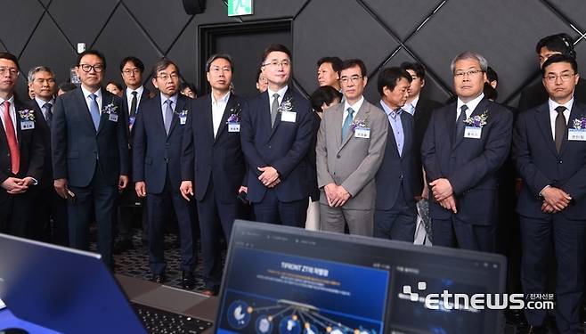 제14회 정보보호의 날 기념식이 9일 서울 용산구 서울드래곤시티호텔에서 열렸다. 류제명 과기정통부 차관을 비롯한 참석자들이 기념촬영 하고 있다. 박지호기자 jihopress@etnews.com