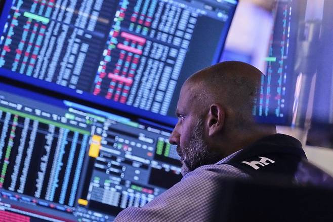 미국 뉴욕의 뉴욕증권거래소(NYSE)에서 8일(현지시간) 스페셜리스트 메릭 그린바움이 모니터를 보고 있다. 이날 뉴욕 증시가 나스닥만 소폭 오른 가운데 엔비디아는 사상 처음으로 160달러를 찍었다. AP 뉴시스