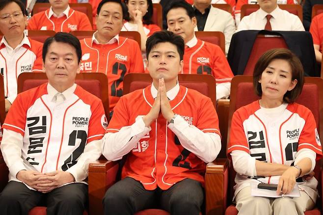 지난달 3일 당시 국민의힘 김용태 비상대책위원장(가운데), 안철수(왼쪽), 나경원 의원 등이 서울 여의도 국회도서관에 마련된 국민의힘 제21대 대통령선거 개표상황실에서 방송사 출구조사 결과를 지켜보고 있다. 사진=연합뉴스