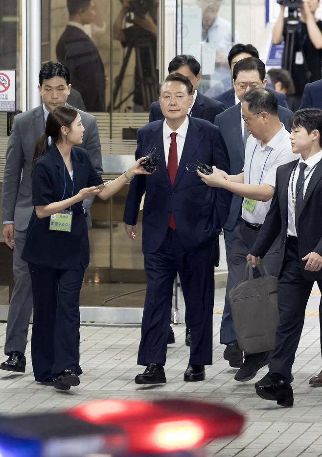 윤석열 전 대통령이 9일 서울 서초구 서울중앙지법에서 열린 직권남용 등 혐의 영장실질심사(구속 전 피의자 심문)를 마친 뒤 대기 장소인 서울구치소로 이동하기 위해 법원을 나서고 있다. /사진=뉴시스