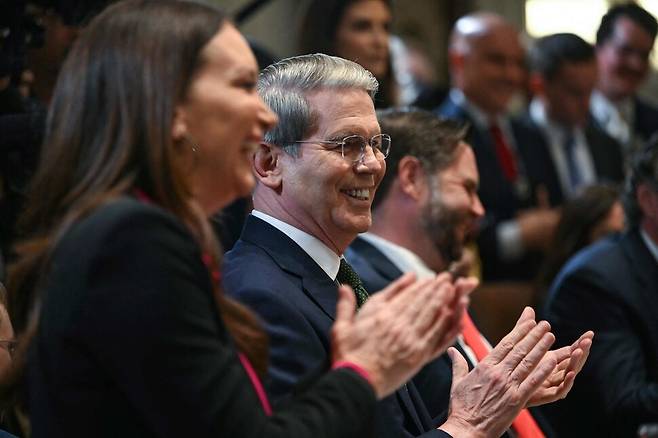 미국 농무부 장관 브룩 롤린스, 재무부 장관 스콧 베선트, 부통령 제이디 밴스가 도널드 트럼프 대통령이 백악관 내각 회의실에서 주재한 내각 회의 중 미소 지으며 박수를 치고 있다. 워싱턴/AFP 연합뉴스