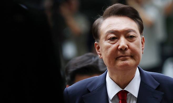 12·3 비상계엄과 관련해 특검의 수사를 받는 윤석열 전 대통령이 구속 전 피의자 심문(영장실질심사)을 받기 위해 9일 오후 서울 서초구 서울중앙지법에 도착해 법정으로 향하고 있다. 사진공동취재단