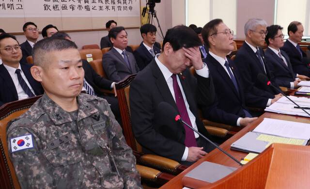 지난해 12월11일 오전 서울 여의도 국회 법제사법위원회 전체회의에서 김동혁 국방부 검찰단장(군복 차림) 등 증인들이 현안질의를 받으며 굳은 표정을 짓고 있다. 신소영 기자 viator@hani.co.kr