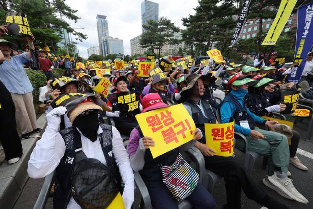 경북 지역 대형 산불로 피해를 입은 주민들이 1일 서울 여의도 국회 앞에서 열린 경북 산불피해 특별법 제정을 촉구하고 있다. 연합뉴스
