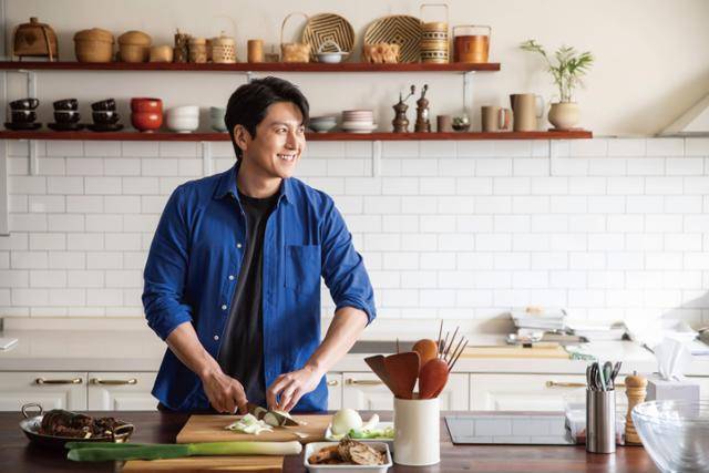 배우 류수영은 8일 서울 중구 프란치스코 교육회관에서 열린 기자간담회에서 "책에서 한 가지 레시피를 꼽는다면 아버지와 술 한잔할 때 만들었던 '돈파육'을 추천한다"며 "아버지와 추억이 있는 음식이라 그렇다"고 말했다. 세미콜론 제공