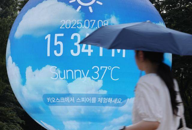 폭염 경보가 발효된 8일 오후 서울 송파구 한 조형물에 당시 기온 37도가 표시돼 있다. 연합뉴스