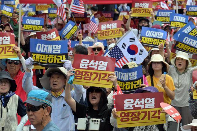 윤석열 전 대통령의 구속 전 피의자 심문(영장실질심사)이 열린 9일 서울 서초구 서울중앙지법 인근에서 윤 전 대통령 지지자들이 영장 기각 촉구 집회에 참석해 구호를 외치고 있다. 강예진 기자