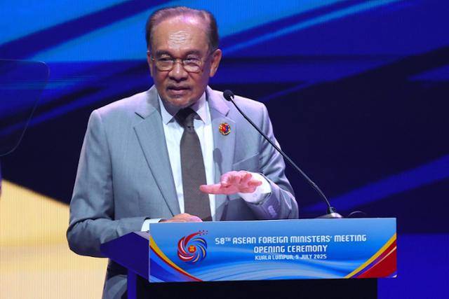 안와르 이브라힘 말레이시아 총리가 9일 쿠알라룸푸르에서 열린 아세안 외교장관회의 기조연설에서 미국의 관세 정책을 비판하고 있다. 쿠알라룸푸르=EPA 연합뉴스