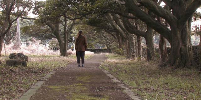 영경은 술 때문에 수환 곁을 떠나나 이내 돌아오기를 반복한다. 시네마 달 제공