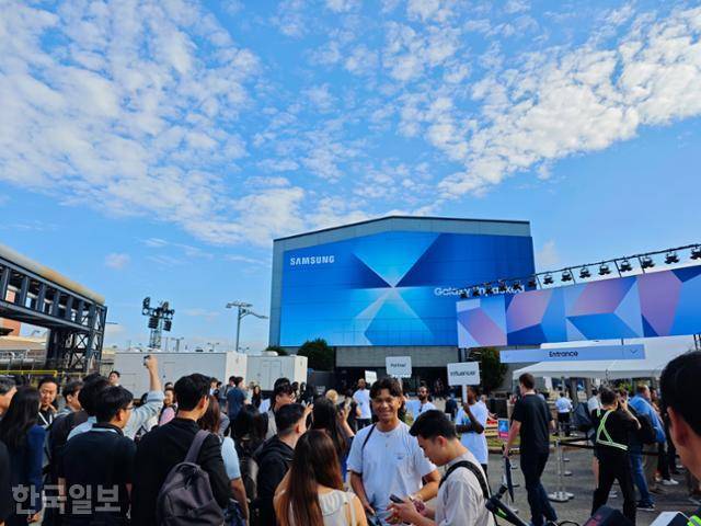 9일 미국 뉴욕 브루클린 듀갈그린하우스에서 열리는 갤럭시 언팩 2025 행사 시작을 앞두고 참석자들이 입장을 기다리고 있다. 뉴욕=김진욱 기자