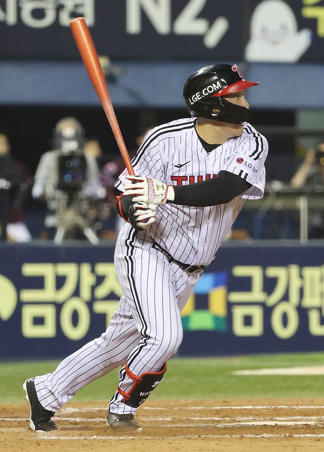 8일 오후 서울 잠실야구장에서 열린 2025 KBO리그 프로야구 LG트윈스와 키움히어로즈의 경기 7회말 1사 1루 김현수가 역전 1타점 적시타를 치고 있다. 잠실=김민규 기자 mgkim1@edaily.co.kr /2025.07.08/