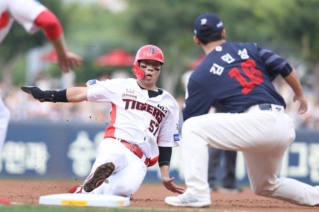 지난 4일 광주 롯데전에서 공격적으로 베이스러닝을 하는 고종욱. KIA 제공