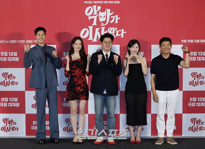 배우 안보현, 임윤아, 이상근 감독, 주현영, 성동일이 9일 오전 서울 용산구 CGV용산아이파크몰에서 열린 영화 '악마가 이사왔다' 제작보고회에 참석해 포토타임을 갖고 있다. '악마가 이사왔다'는 새벽마다 악마로 깨어나는 선지를 감시하는 기상천외한 아르바이트를 하게 된 청년 백수 길구의 영혼 탈탈 털리는 이야기를 담은 악마 들린 코미디. 내달 13일 개봉. 서병수 기자 qudtn@edaily.co.kr /2025.07.09/