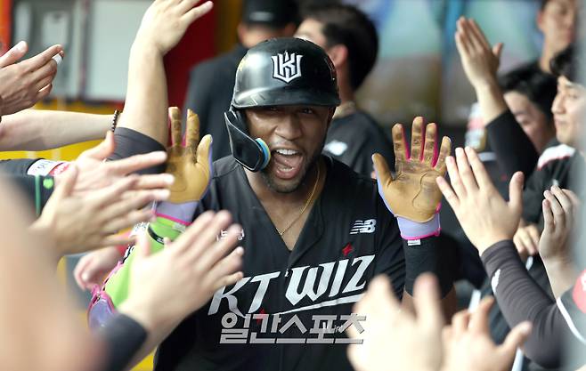 9일 오후 인천 SSG랜더스필드에서 열린 2025 프로야구 KT 와 SSG경기. KT 로하스가 2회 선두타자로 나와 우중간 1점 홈런을 날리고 동료들과 기뻐하고 있다. 인천=정시종 기자 capa@edaily.co.kr /2025.07.09.