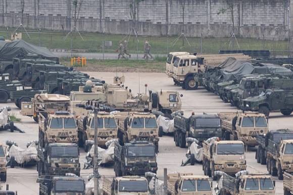 미국 언론이 미 정부가 주한미군 감축을 검토하고 있다고 보도한 지난 5월 23일 경기도 동두천시의 주한미군 기지에서 미군 차량이 대기하고 있다.  [사진=연합뉴스]