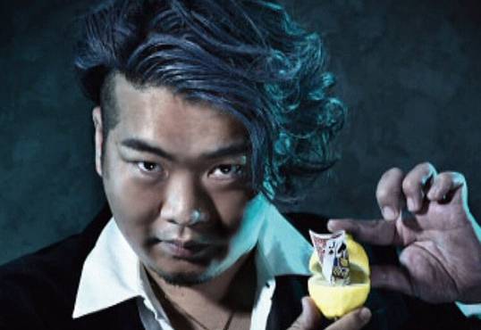 체포된 남성은 중학교 교사 외에도 레스토랑을 운영하며 마술사로도 활동하고 있다. 사진은 해당 남성. [사진=야후재팬 갈무리]