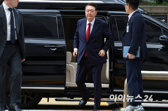 12·3 비상계엄과 관련해 특검의 수사를 받는 윤석열 전 대통령이 두 번째 구속 전 피의자 심문(영장실질심사)을 받기 위해 9일 오후 서울 서초구 중앙지법으로 출석하고 있다. [사진=사진공동취재단]