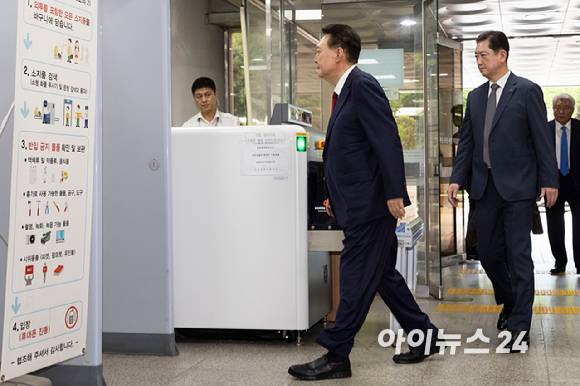 12·3 비상계엄과 관련해 특검의 수사를 받는 윤석열 전 대통령이 두 번째 구속 전 피의자 심문(영장실질심사)을 받기 위해 9일 오후 서울 서초구 중앙지법으로 출석하고 있다. [사진=사진공동취재단]