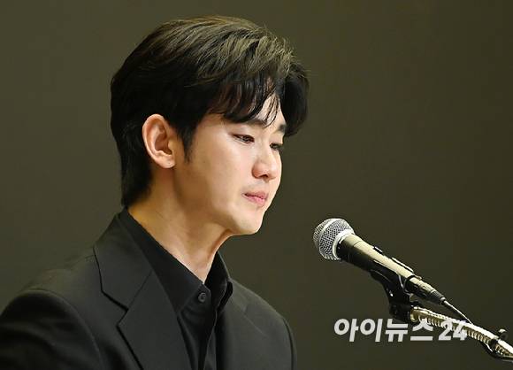 배우 김수현이 31일 오후 서울 마포구 상암동 스탠포드호텔 서울에서 기자회견을 하고 있다. [사진=곽영래 기자]