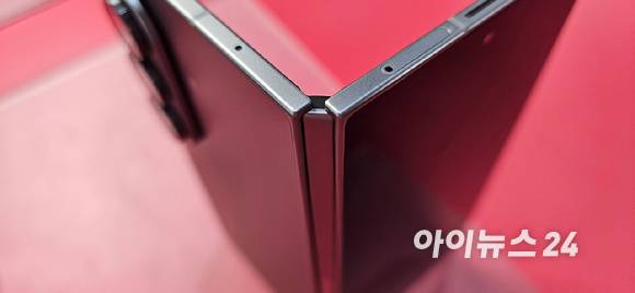 9일(현지시간) 미국 뉴욕 브루클린에 자리한 듀갈 그린하우스에서 열린 갤럭시 언팩에서 '갤럭시Z 폴드7'를 살펴보는 모습. 화면이 접히는 부분에 적용된 '아머 플렉스 힌지'.  [사진=박지은 기자]