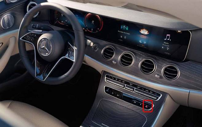 E클래스 실내에 배치된 비상등 / 출처=벤츠코리아