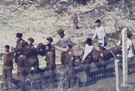 북한군이 최전방 지역에 전기 철책을 조성하고 있는 모습. [사진 합동참모본부]