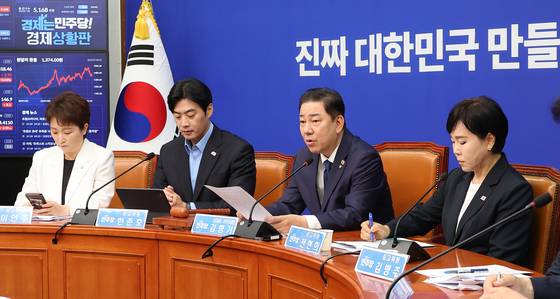 김병기 더불어민주당 대표 직무대행 겸 원내대표(가운데)가 9일 오전 국회에서 열린 최고위원회의에서 모두발언을 하고 있다. 임현동 기자