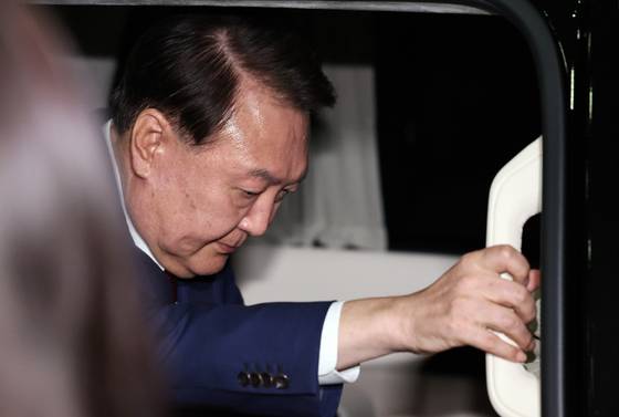 윤석열 전 대통령이 지난 5일 오후 서초구 서울고검에서 내란 특검팀의 2차 소환 조사를 받은 뒤 차량에 올라타고 있다. 뉴스1