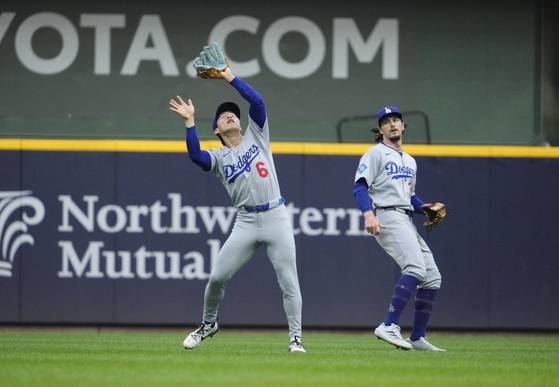 밀워키전에서 3회 내야 플라이를 처리하는 김혜성. 로이터=연합뉴스