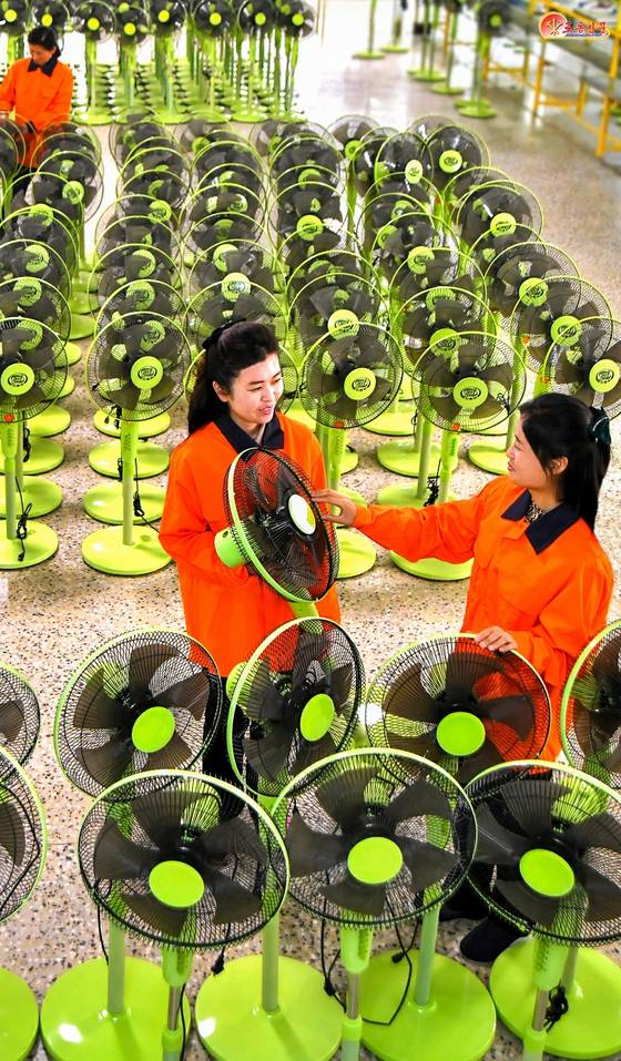 북한 노동당 기관지 노동신문은 4일 평양자동화기구공장을 조명하며 "인민들이 원하는 제품을 더 많이 생산하자"고 독려했다.   뉴스1