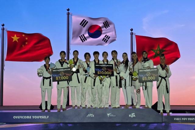 ▲ 한국 여자 파워태권도 국가대표팀 선수단이 8일 춘천송암스포츠타운에어돔에서 열린 2025 WT 월드컵 팀 챔피언십 시리즈 여자 단체전에서 금메달을 차지한 뒤 중국, 모로코 선수단과 함께 시상대에 올라 있다.  한규빈 기자